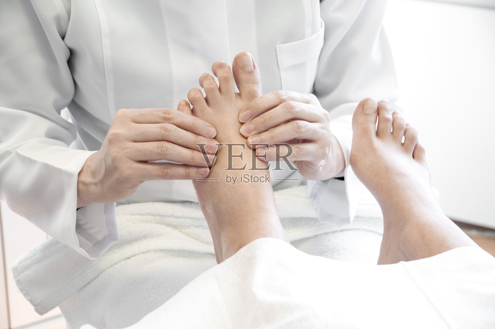 女医生在医疗诊所进行指甲护理照片摄影图片