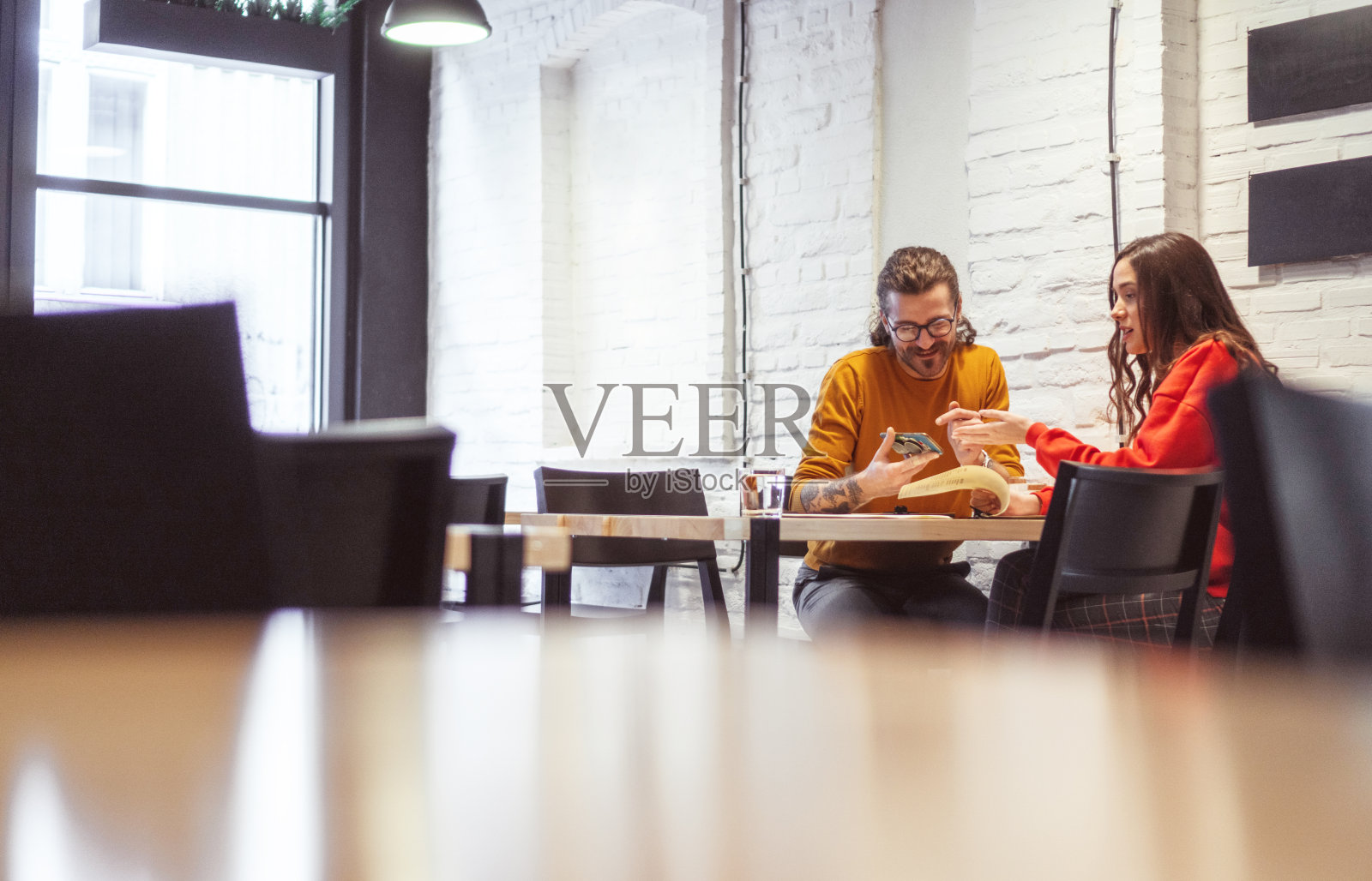 年轻人在快餐店看笔记本电脑照片摄影图片