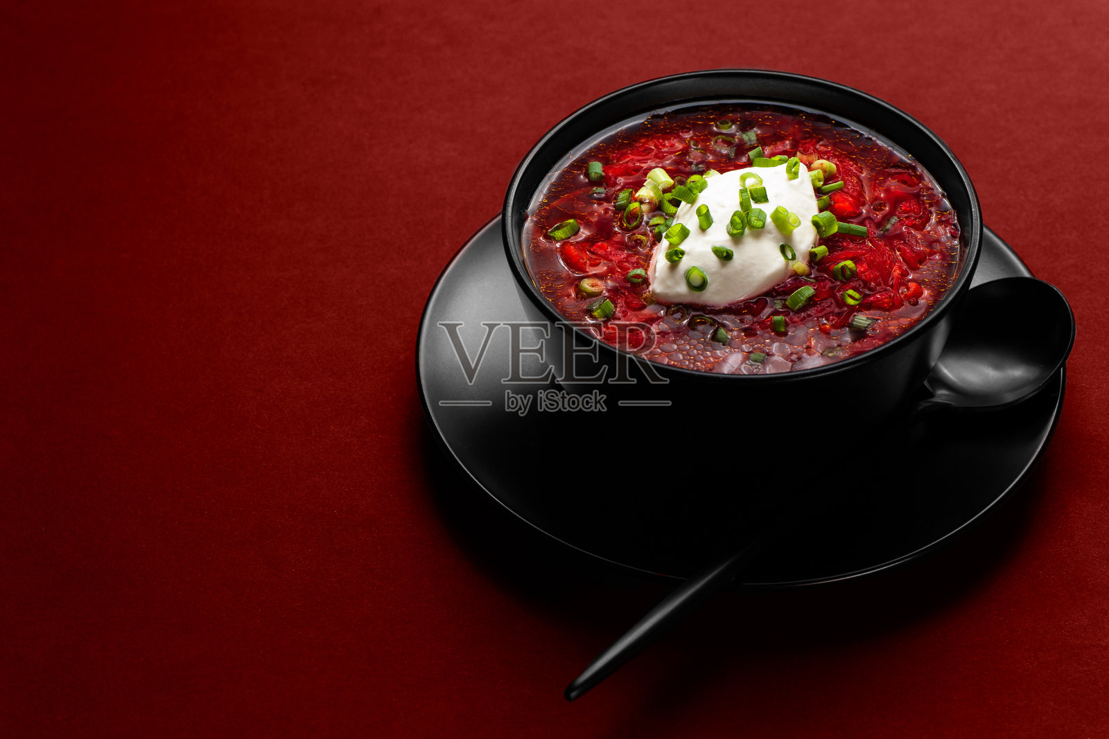 罗宋汤。俄罗斯和乌克兰菜的传统热菜。照片摄影图片