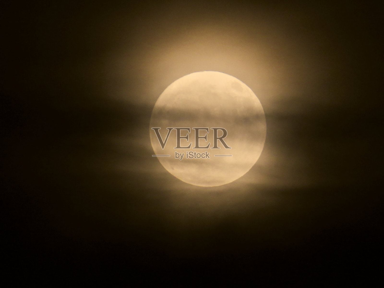 云后的满月照片摄影图片