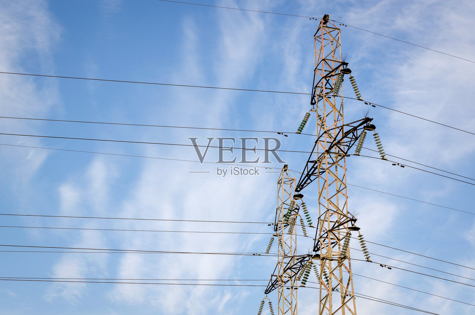 高耸入云的高压塔。长途运输电力。照片摄影图片