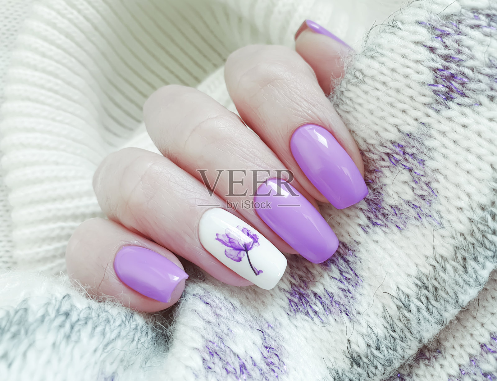 毛衣上的女人手部美甲照片摄影图片