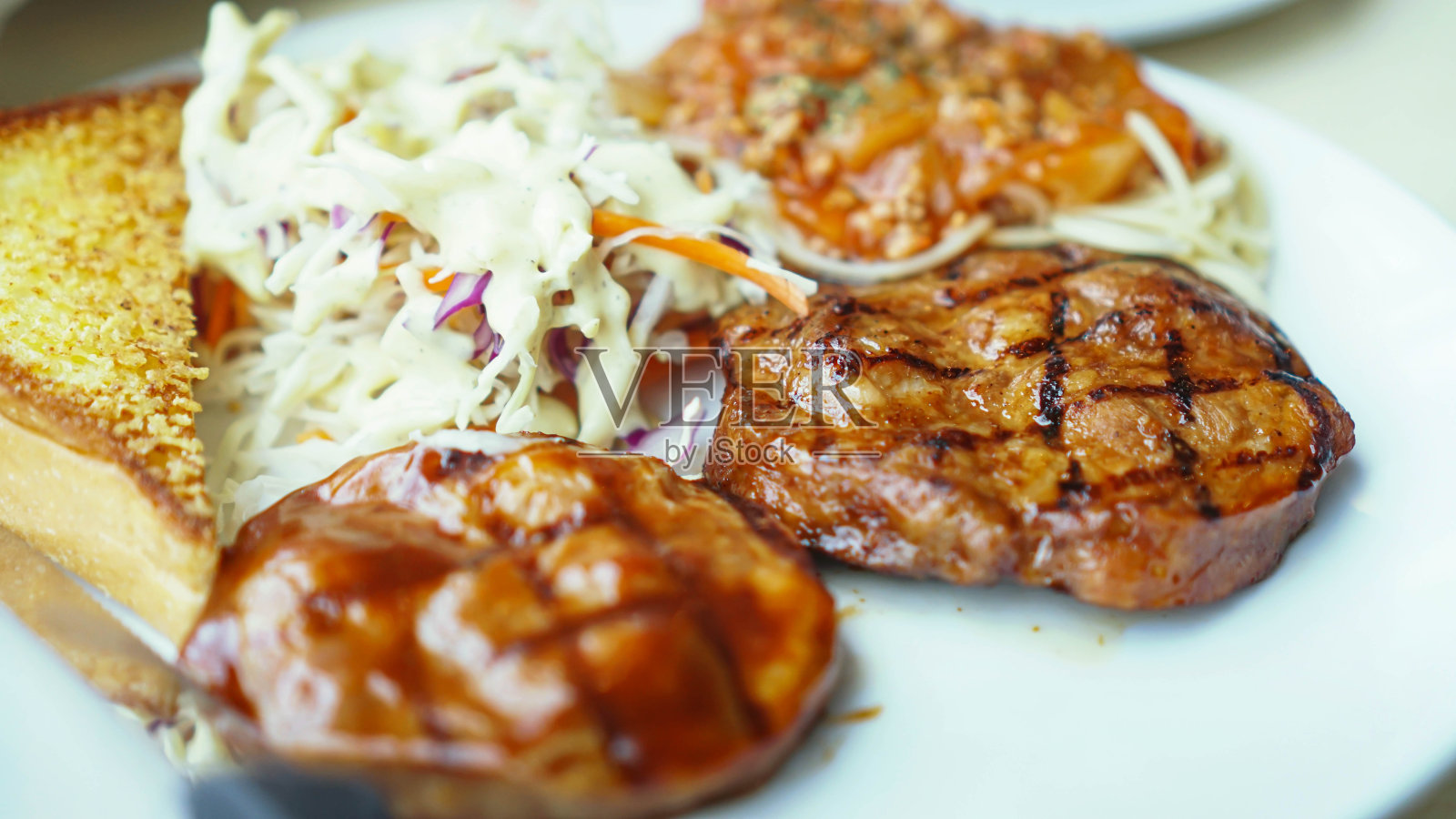 烤牛排配炒饭和蔬菜。照片摄影图片