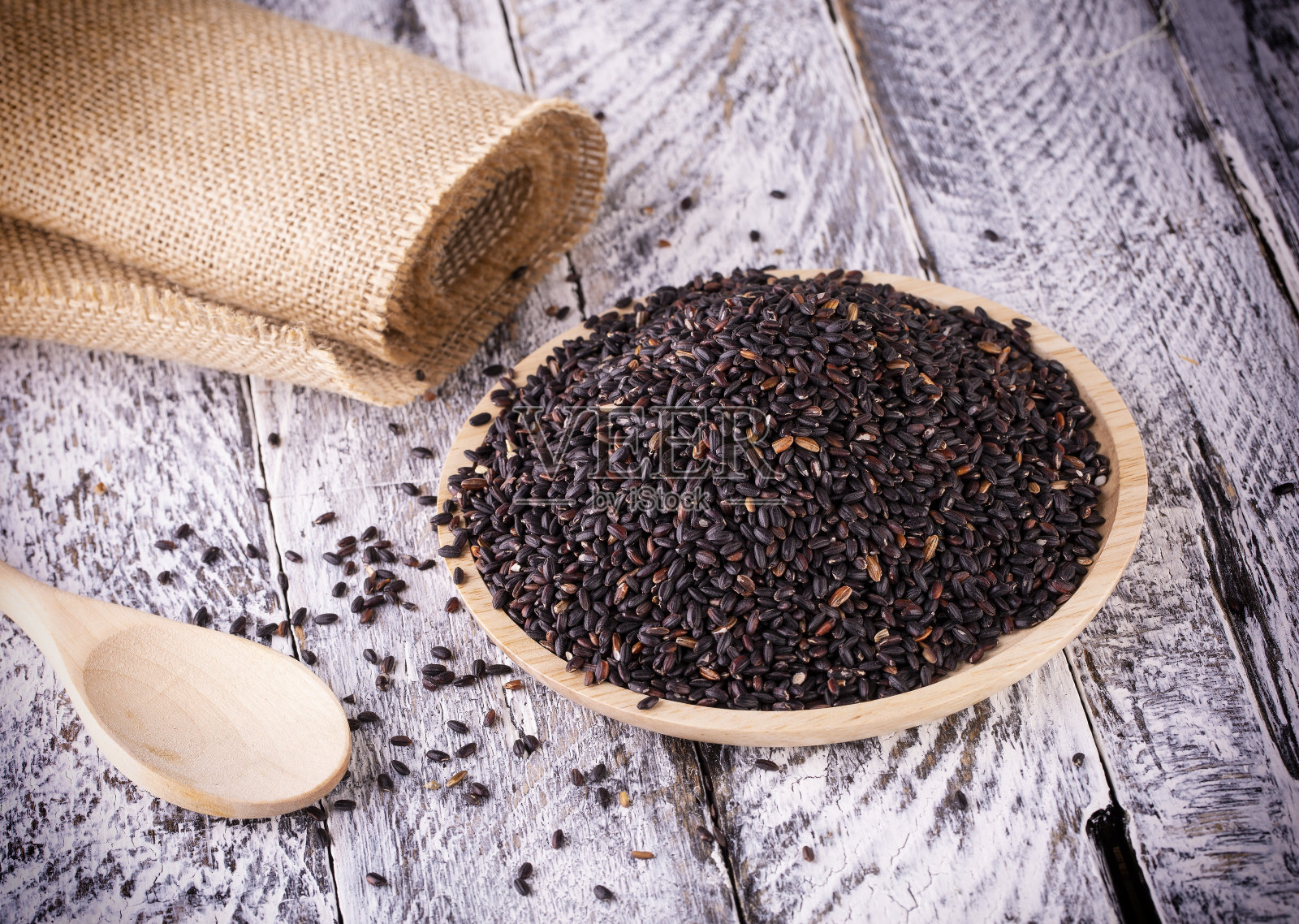 黑米在古老的木制背景上照片摄影图片