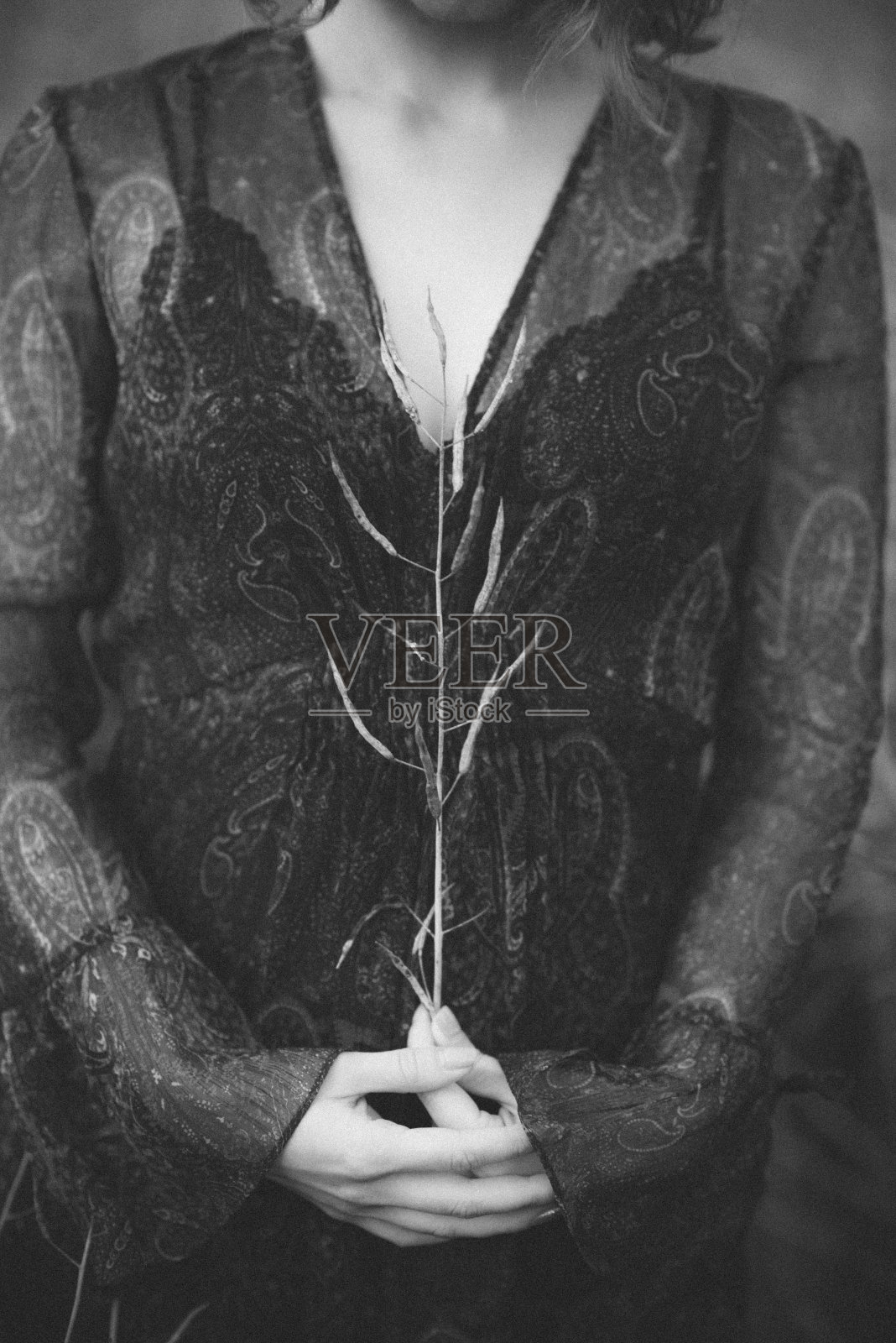 田野里的姜发女孩，秋日氛围照片摄影图片