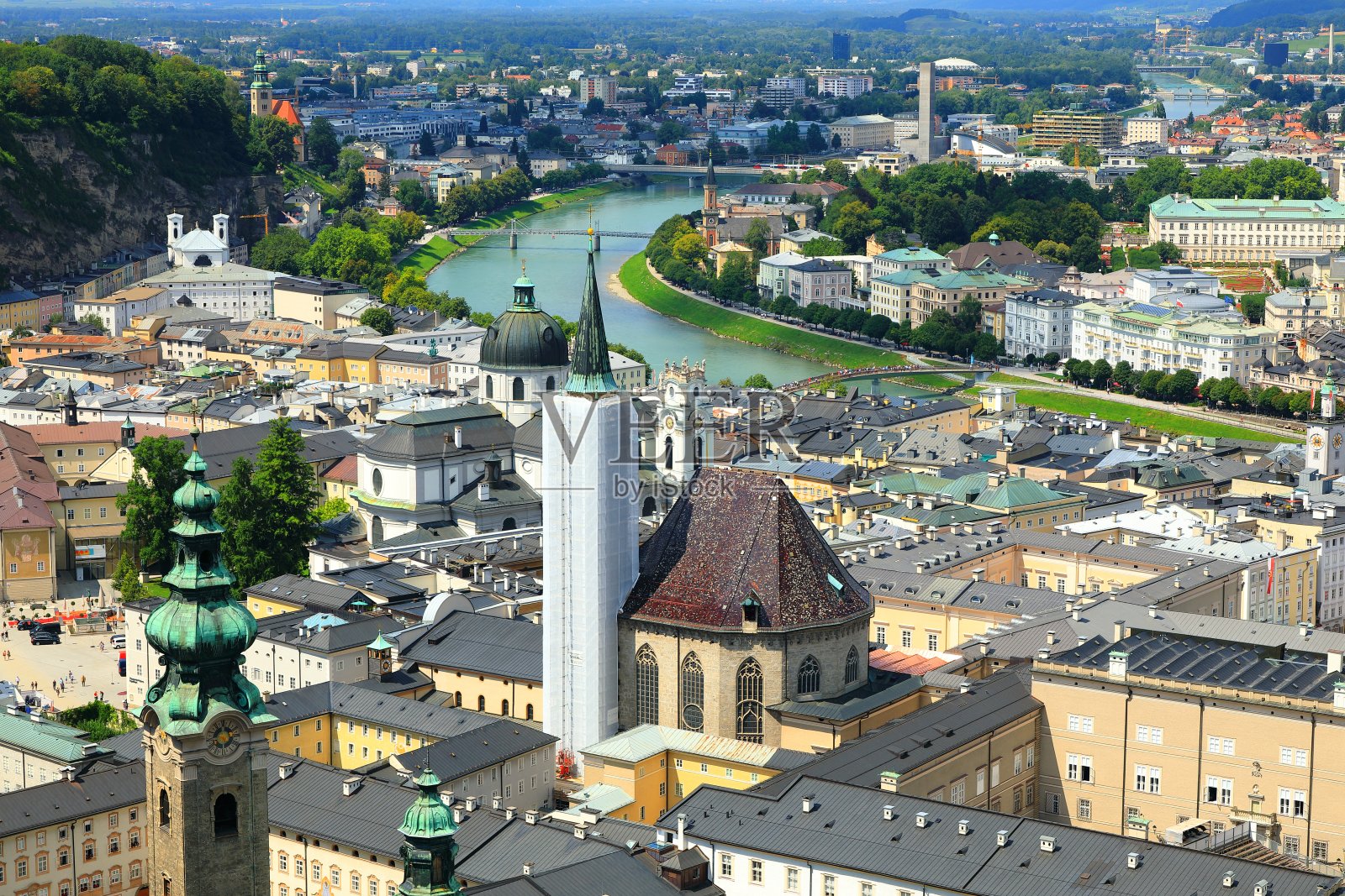 萨尔茨堡历史中心(阿尔茨塔特)和萨尔扎克河的特写鸟瞰图，萨尔茨堡，奥地利照片摄影图片