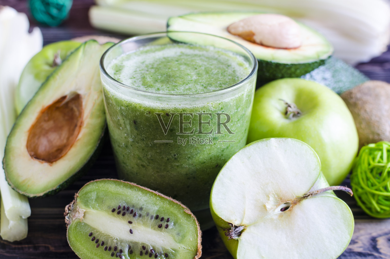 水果和绿色奶昔在一个透明的玻璃前景健康的饮食概念照片摄影图片