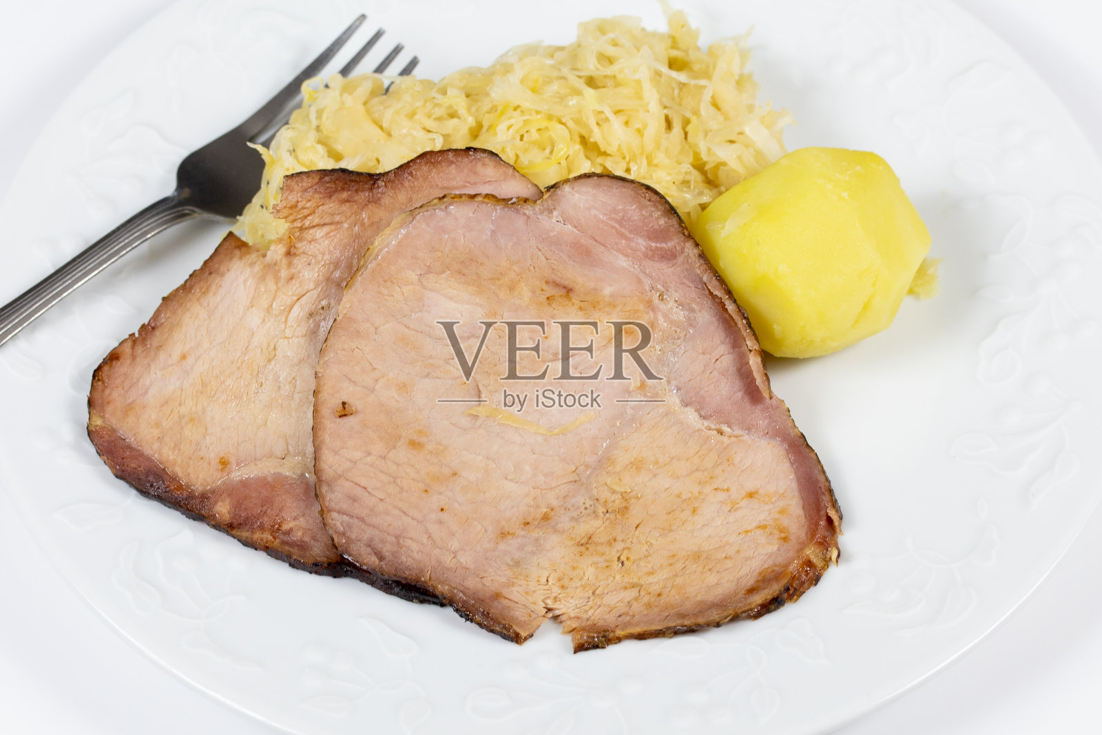 烤猪肉配卷心菜和土豆照片摄影图片