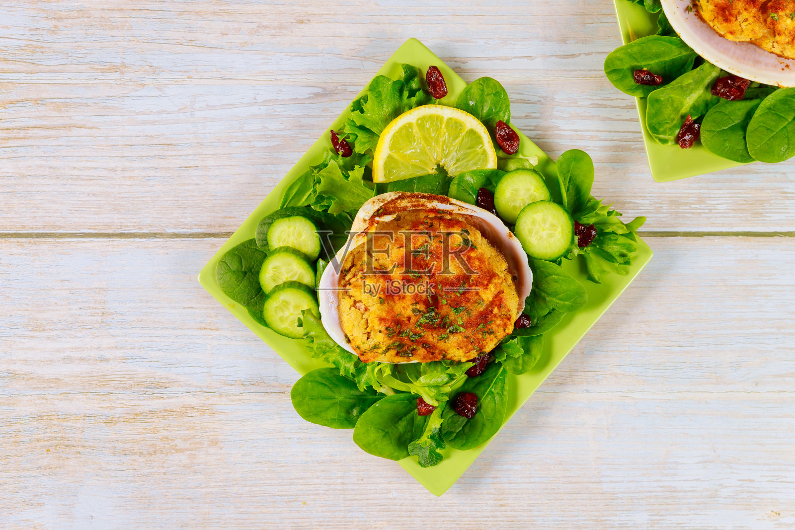 蛤蜊，蟹肉，面包屑，沙拉和柠檬。海鲜的概念。照片摄影图片
