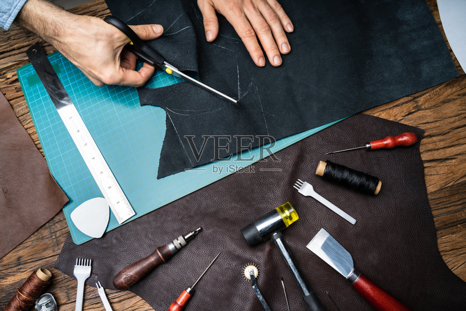 鞋匠在工坊制作皮革照片摄影图片