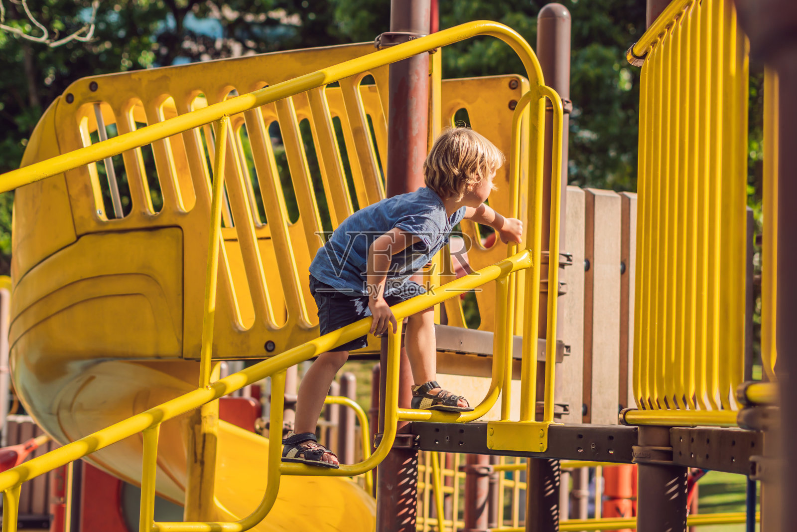 快乐的宝宝在游乐场玩耍照片摄影图片