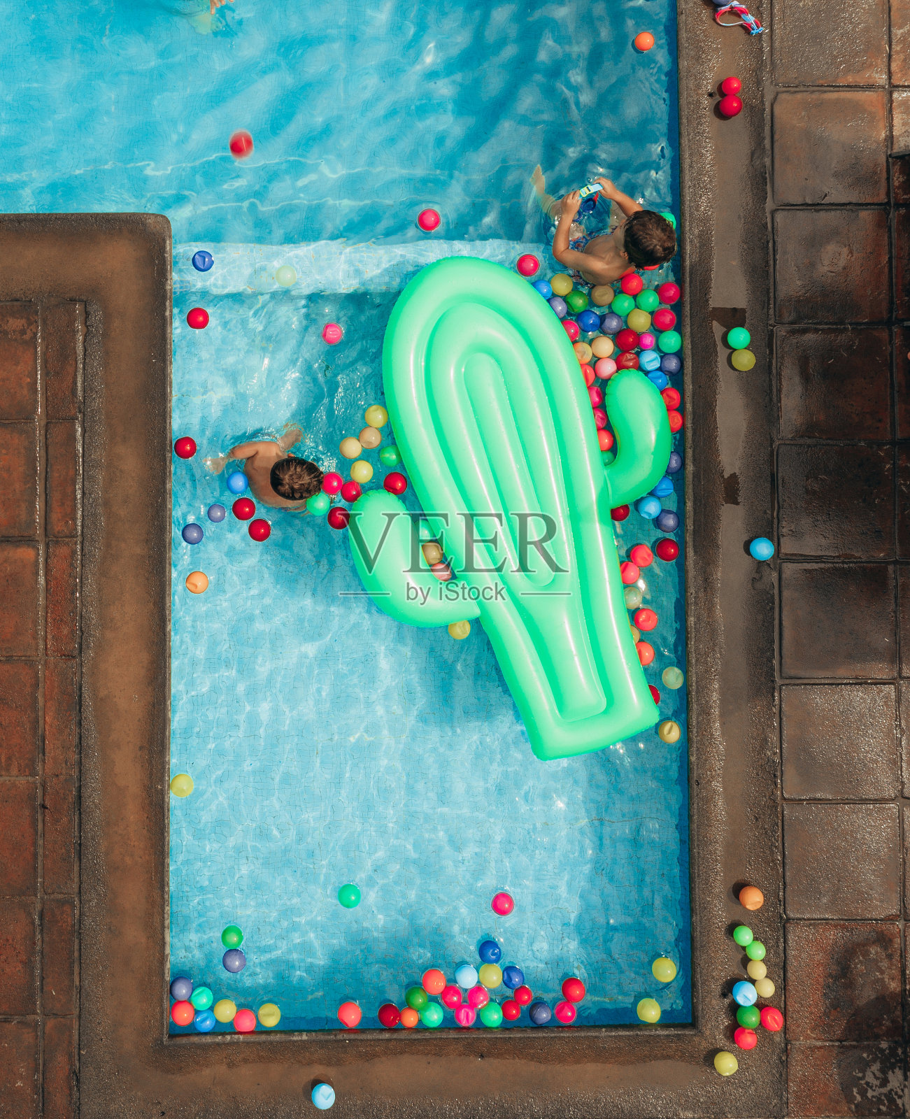 在墨西哥，男孩们在游泳池里玩球照片摄影图片