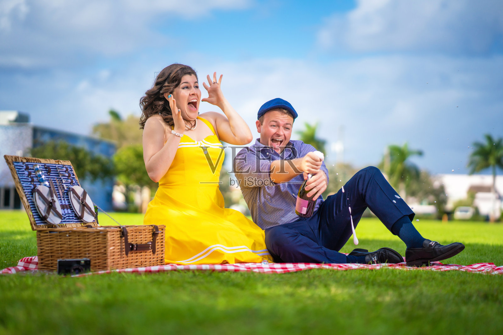 开启香槟瓶塞的美妙瞬间照片摄影图片