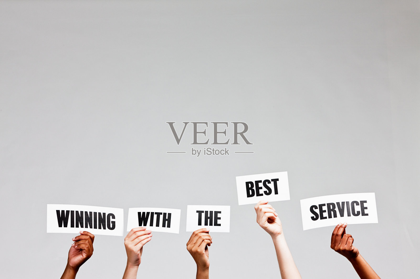 手持式标语上写着“以最好的服务取胜”照片摄影图片