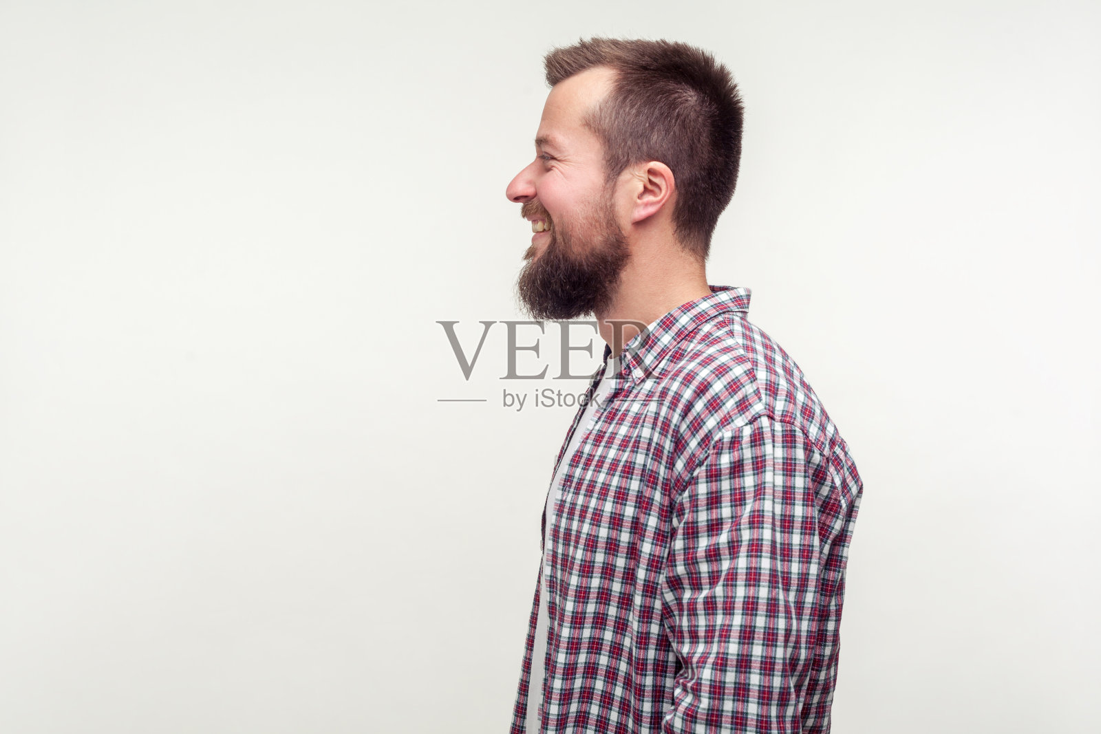 快乐的络腮胡男人真诚微笑侧面照照片摄影图片