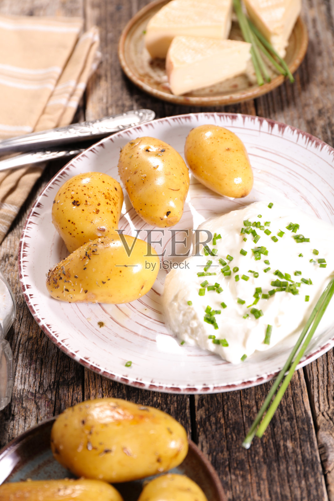 土豆配酸奶油和香草照片摄影图片