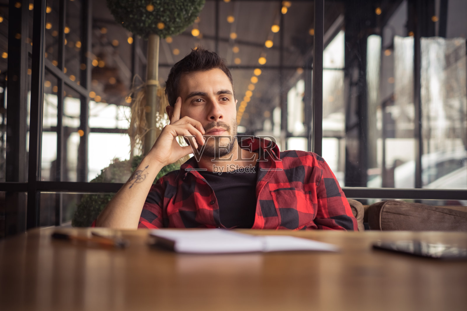 年轻人在咖啡馆思考照片摄影图片