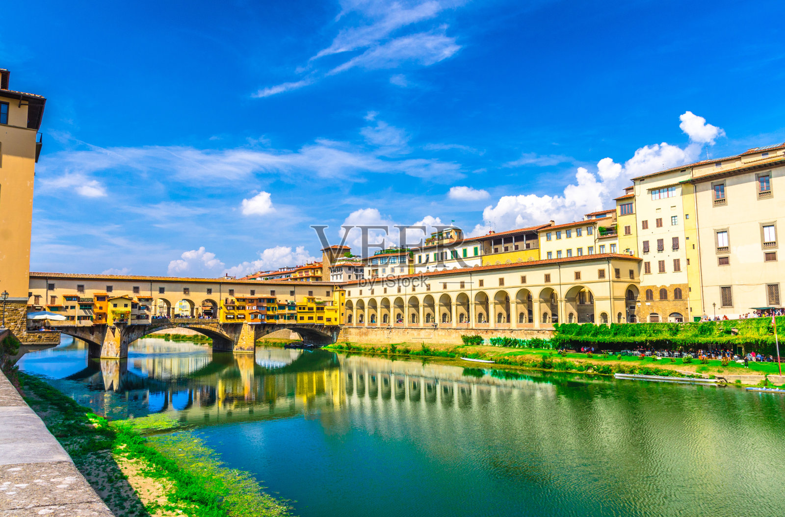 佛罗伦萨老桥：阿尔诺河上色彩鲜艳的建筑、碧波荡漾的河水和拱廊长堤，意大利托斯卡纳照片摄影图片