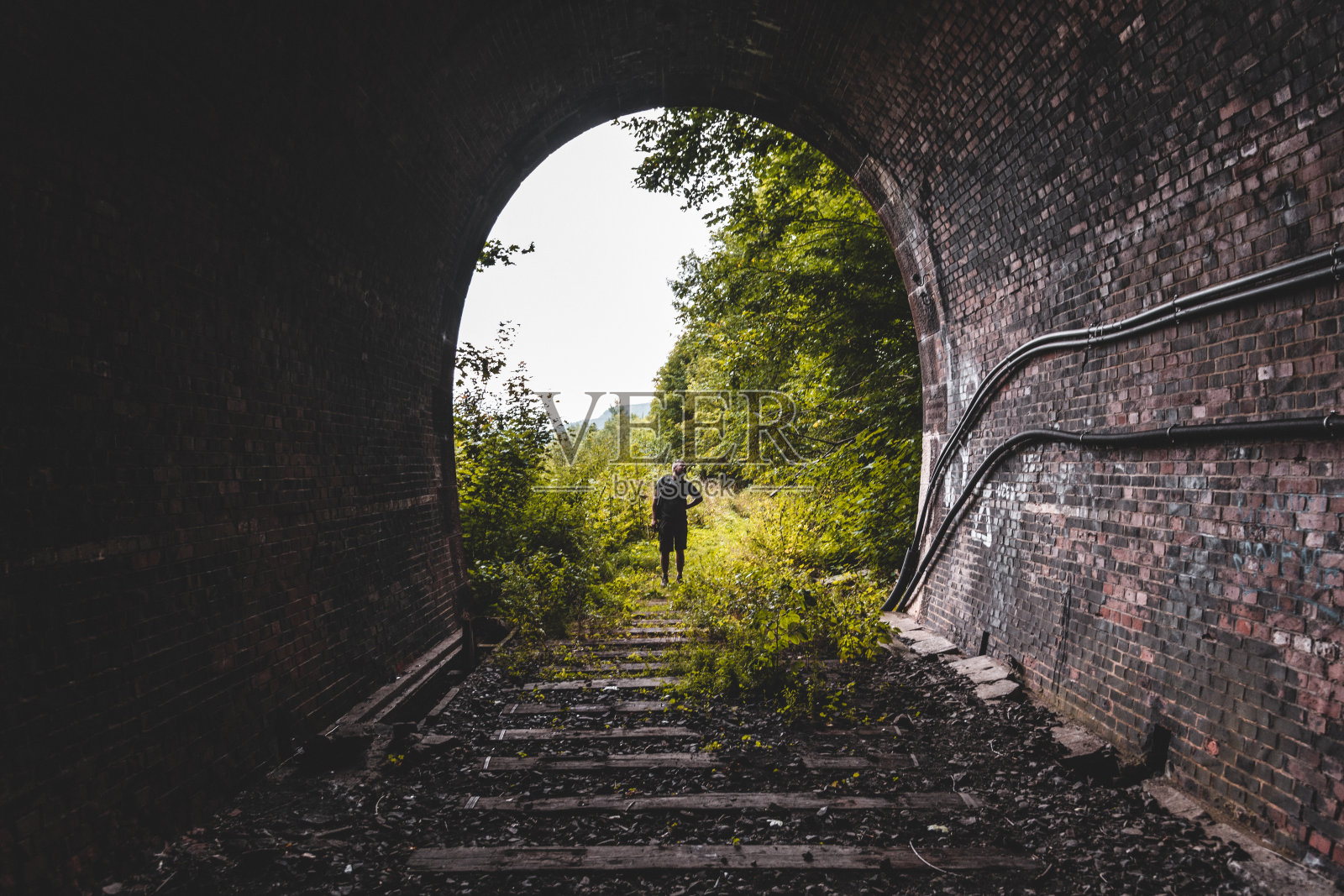 在隧道入口照明中的男人剪影照片摄影图片