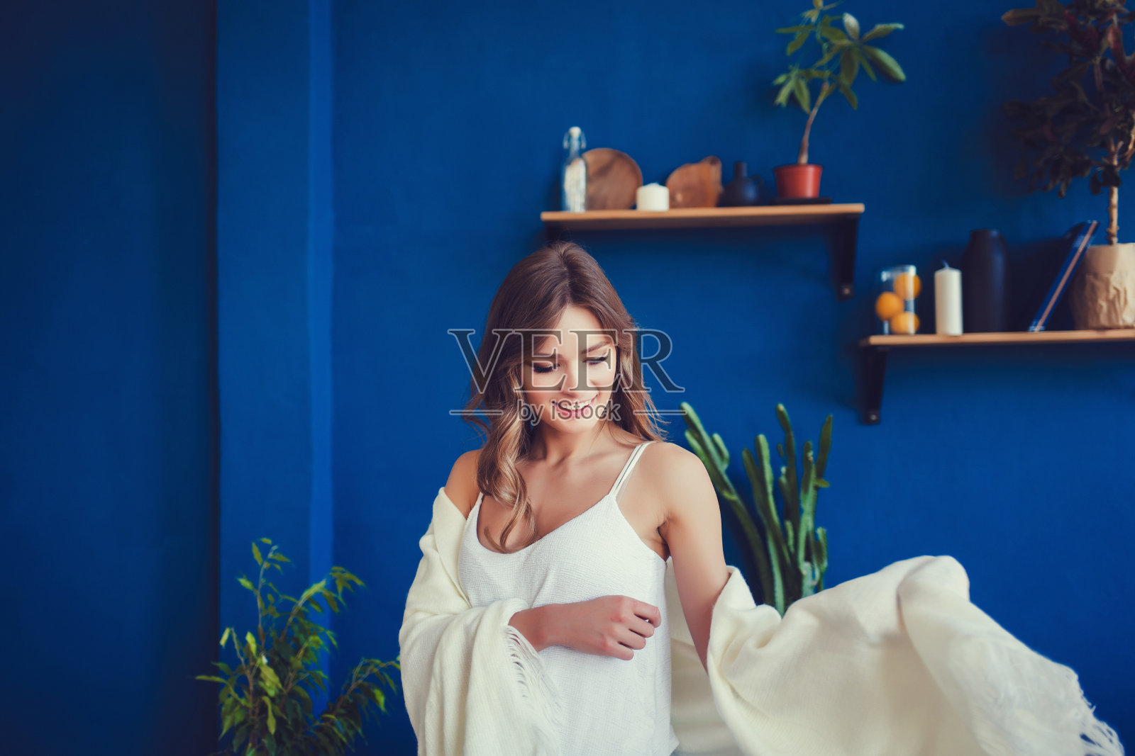 身穿白色T恤的年轻女子照片摄影图片