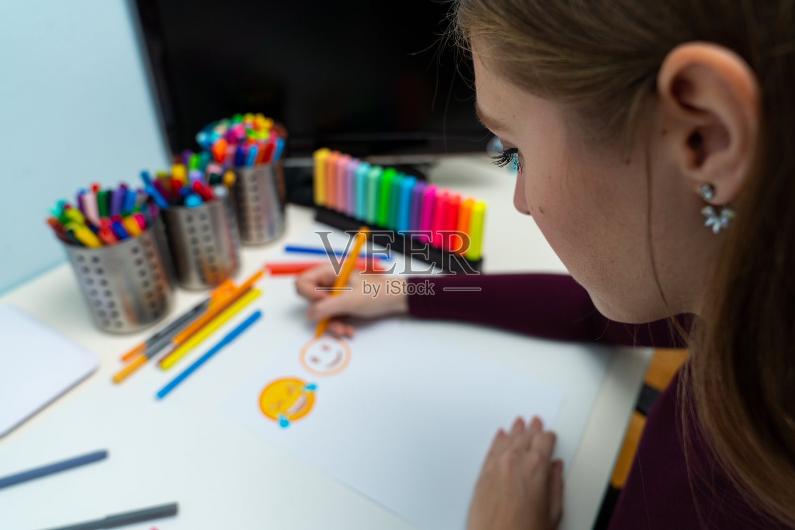 女孩画表情符号照片摄影图片