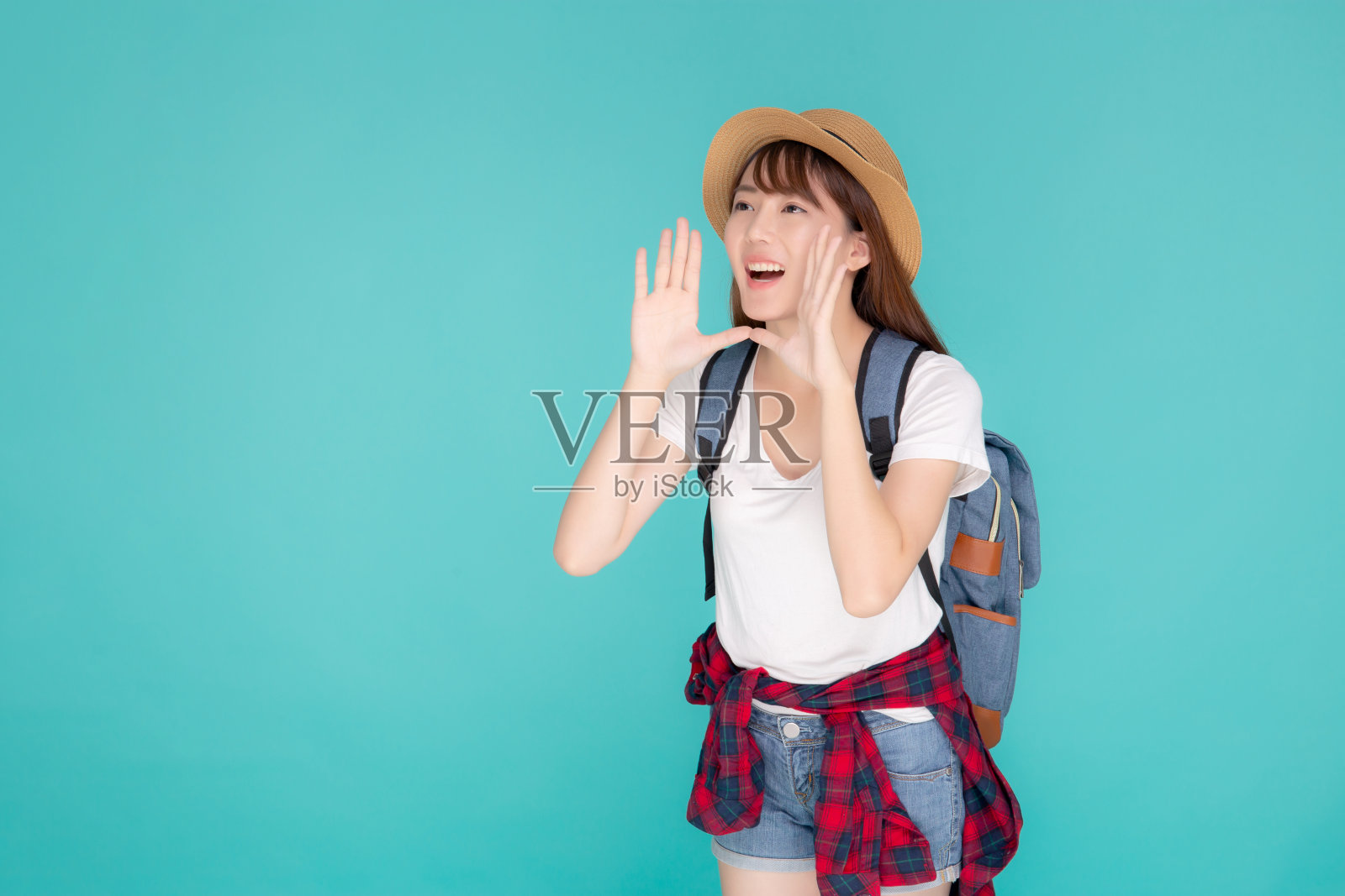 在假期中兴奋呼喊的年轻漂亮亚洲女性，在夏季旅行照片摄影图片