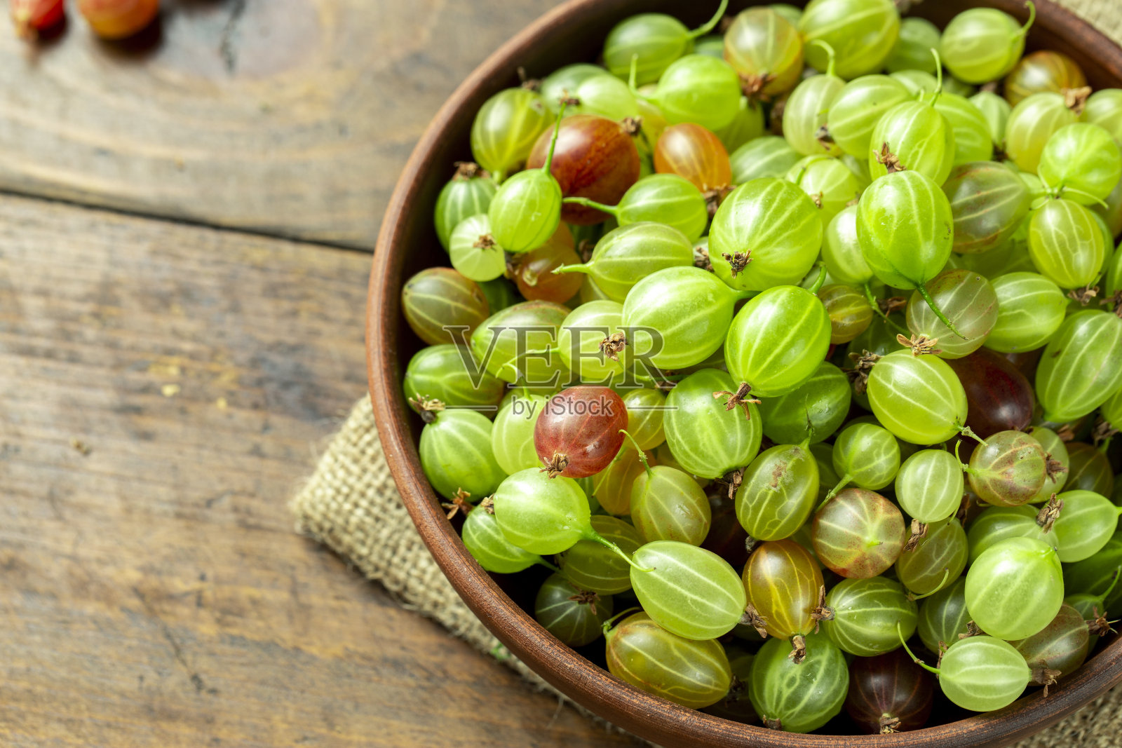 熟透的醋栗放在玻璃板上，放置文字，俯视图照片摄影图片