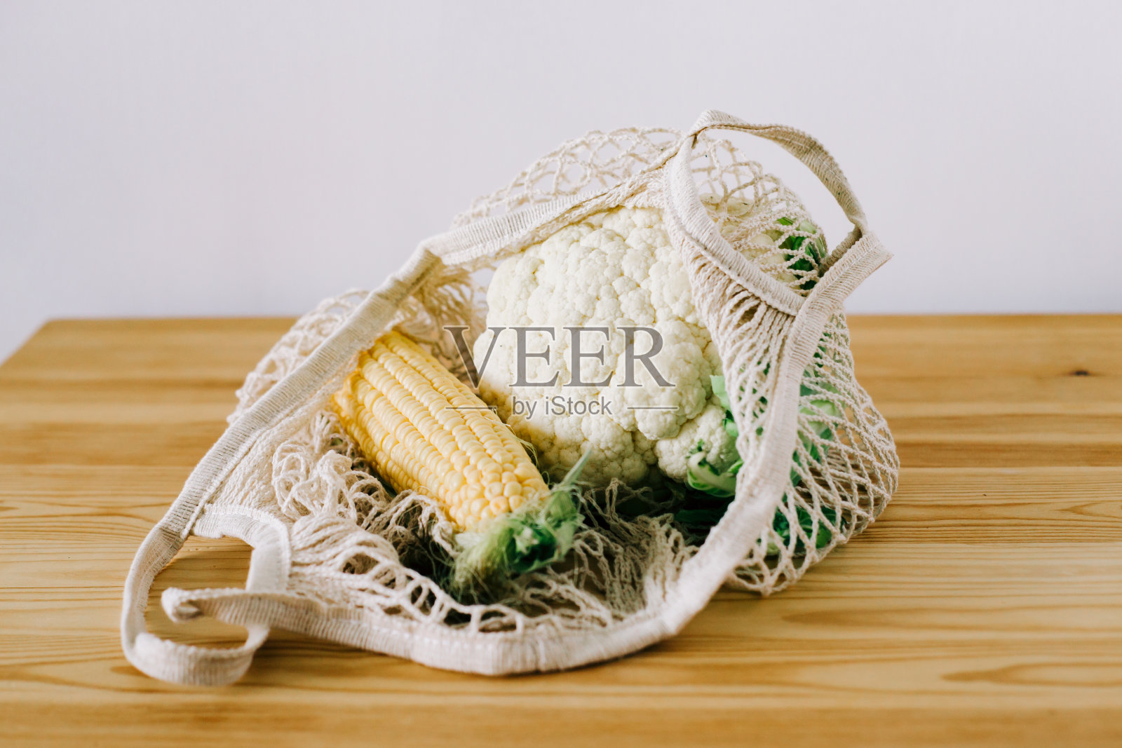 新鲜的玉米和花椰菜装在环保袋里放在木桌上拯救地球照片摄影图片