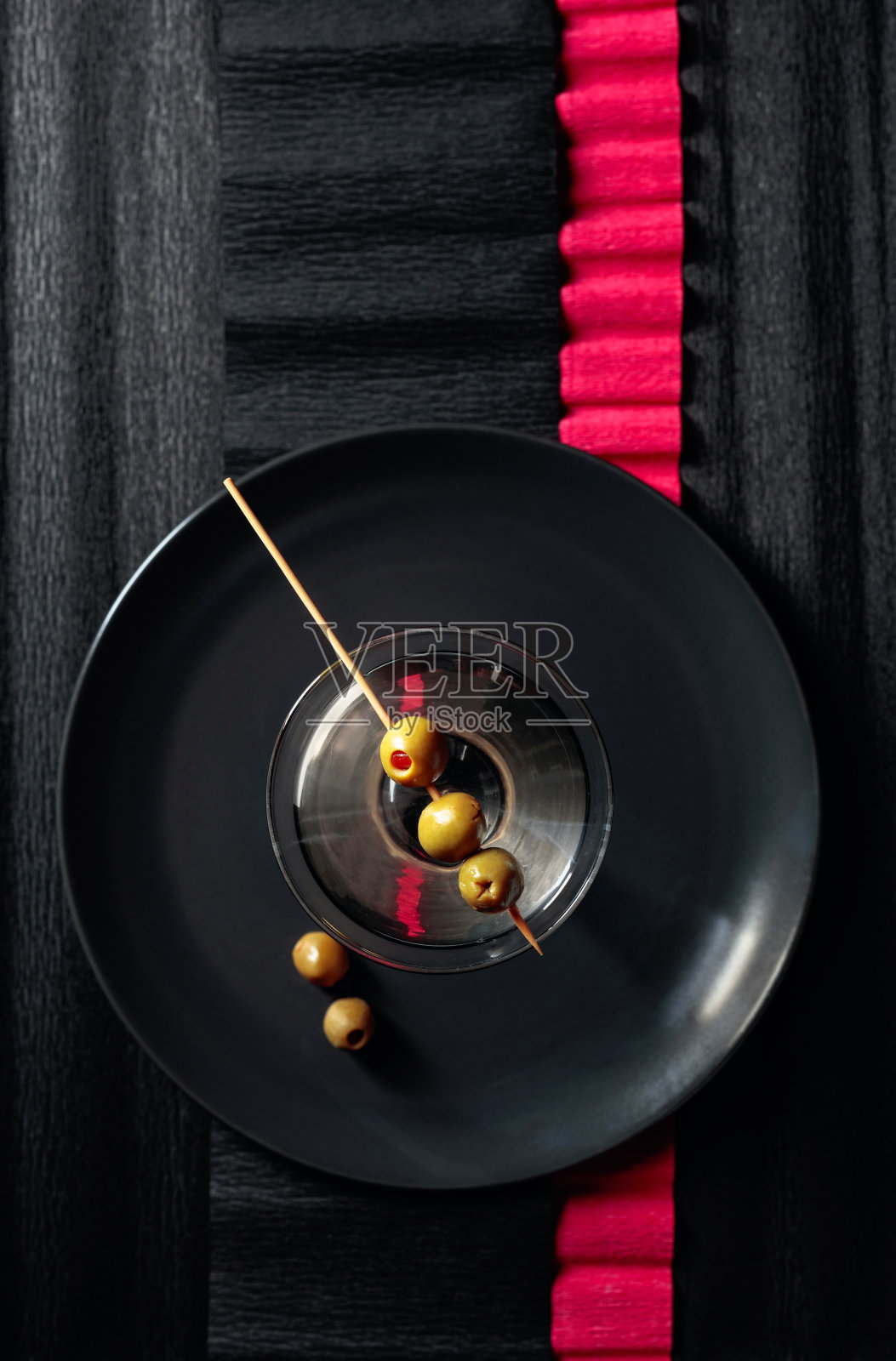 干马提尼和绿橄榄。前视图。照片摄影图片