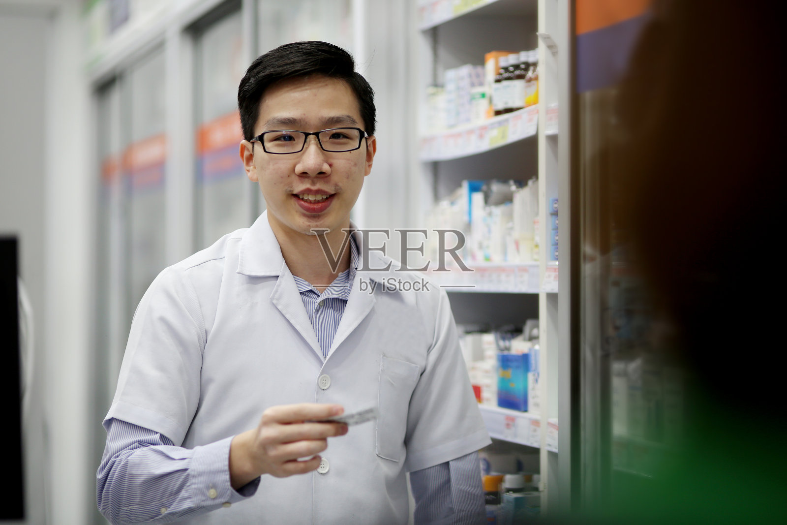 非白种人药剂师照片摄影图片