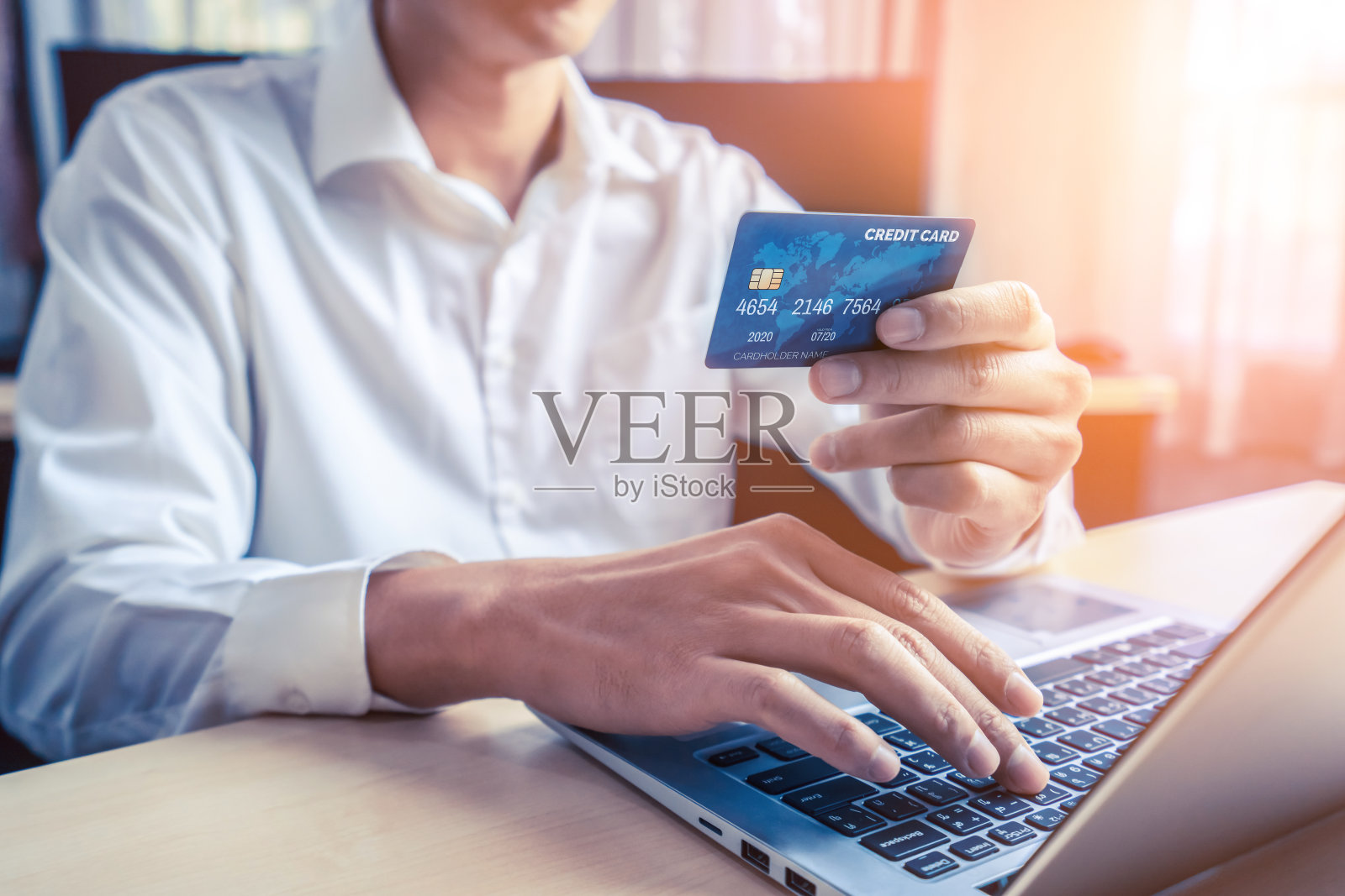 年轻人用信用卡在网上购物照片摄影图片