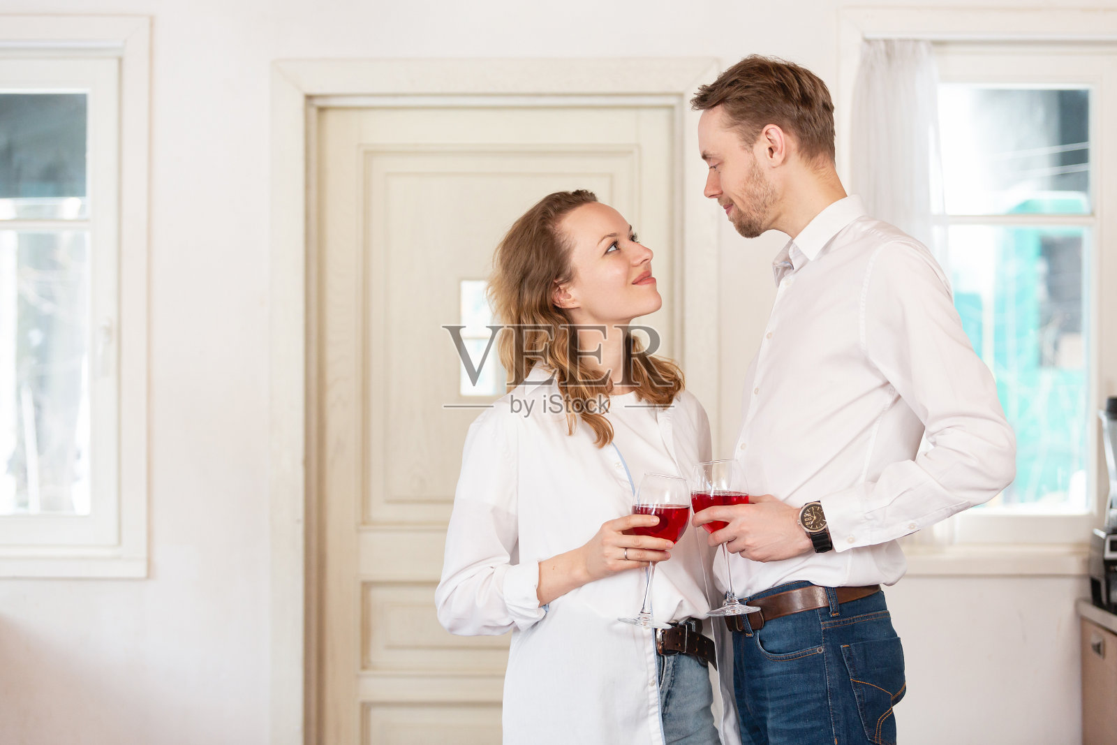 新婚夫妇庆祝乔迁新居照片摄影图片