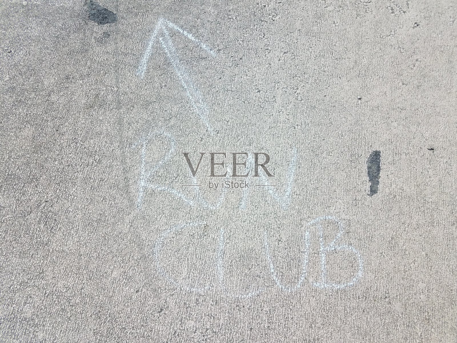 用粉笔在沥青上画箭头照片摄影图片