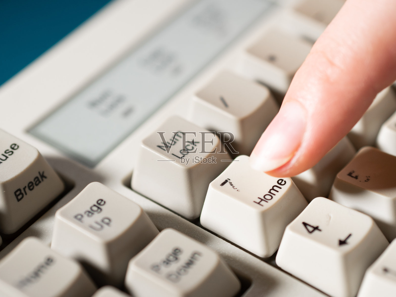 女人用食指按下数字键盘上的7照片摄影图片