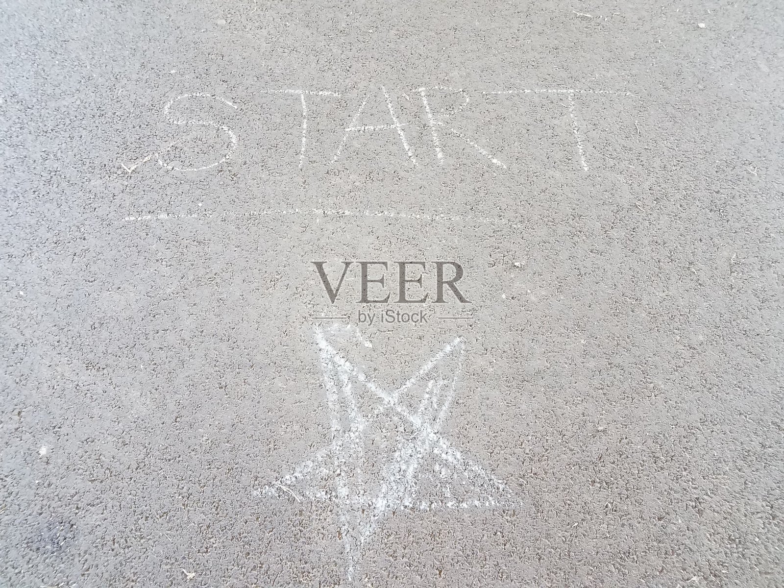 在地面或沥青路面上用星星标记照片摄影图片