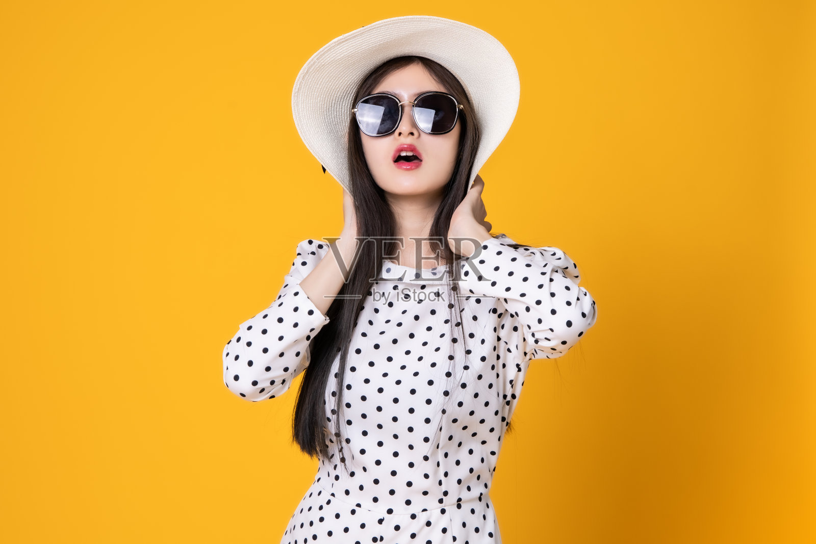 穿着休闲夏装的亚洲女人开心购物照片摄影图片