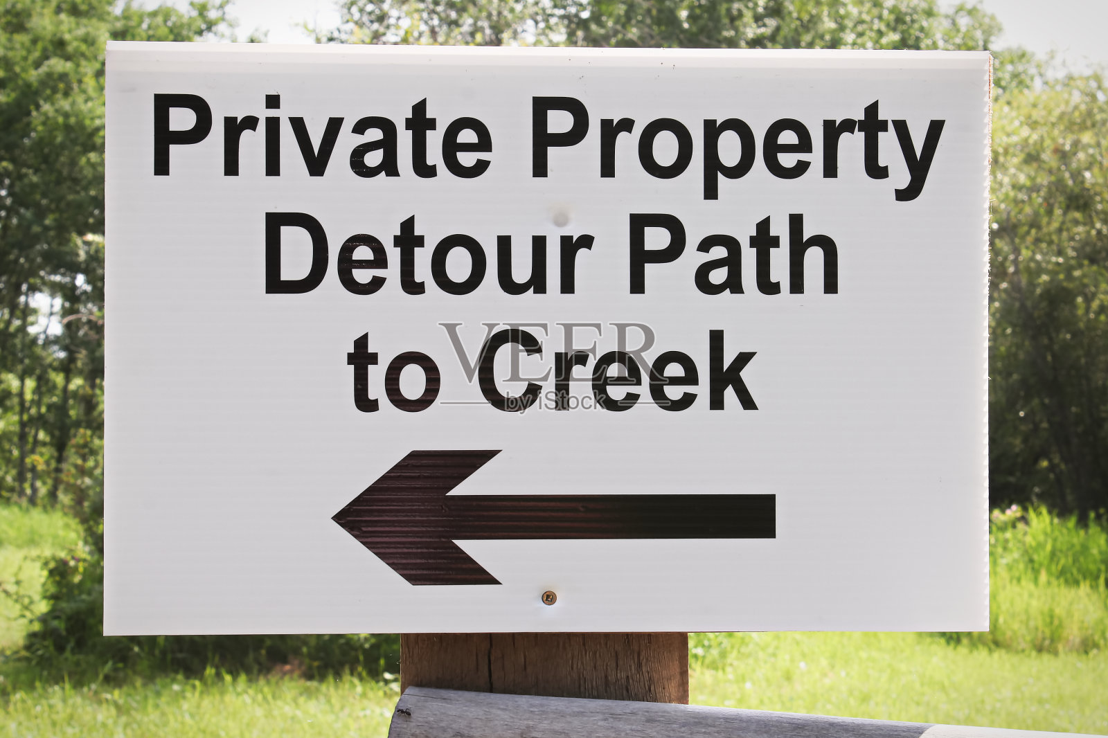 一个私人财产绕道小溪标志照片摄影图片