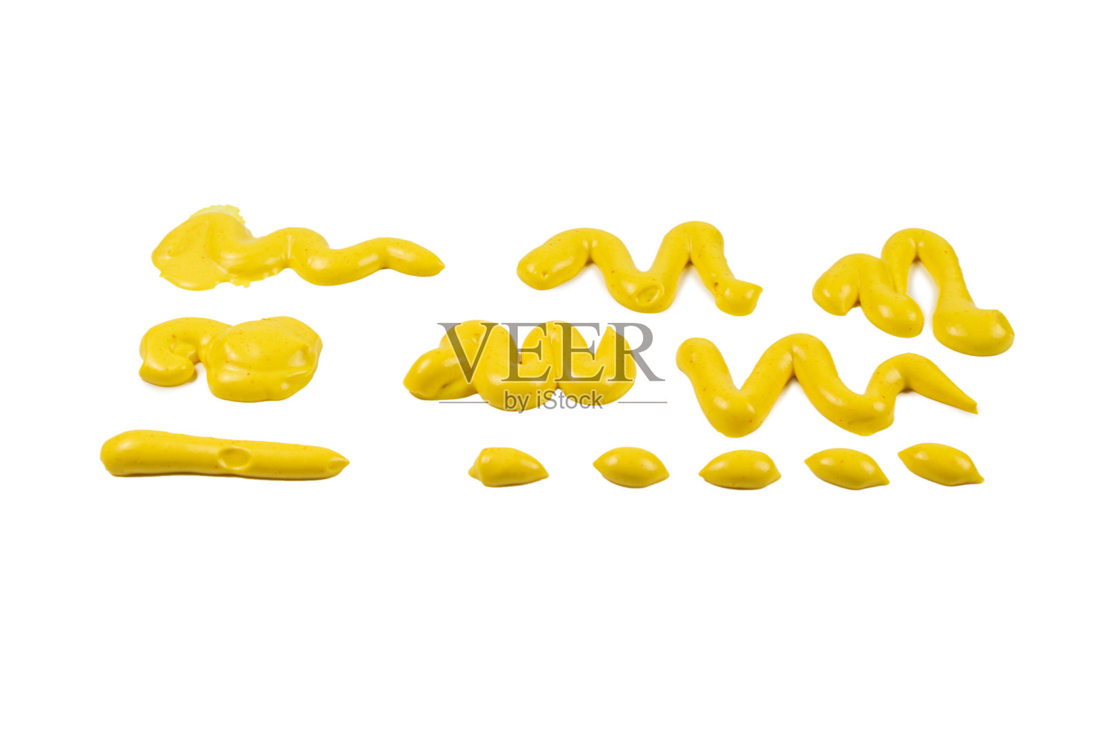 黄色的芝士酱溅在白色的背景上。照片摄影图片