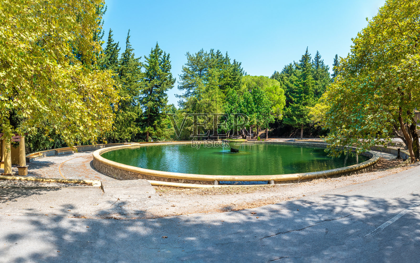 意大利村庄Eleousa(罗德岛，希腊)的大型圆形水池照片摄影图片