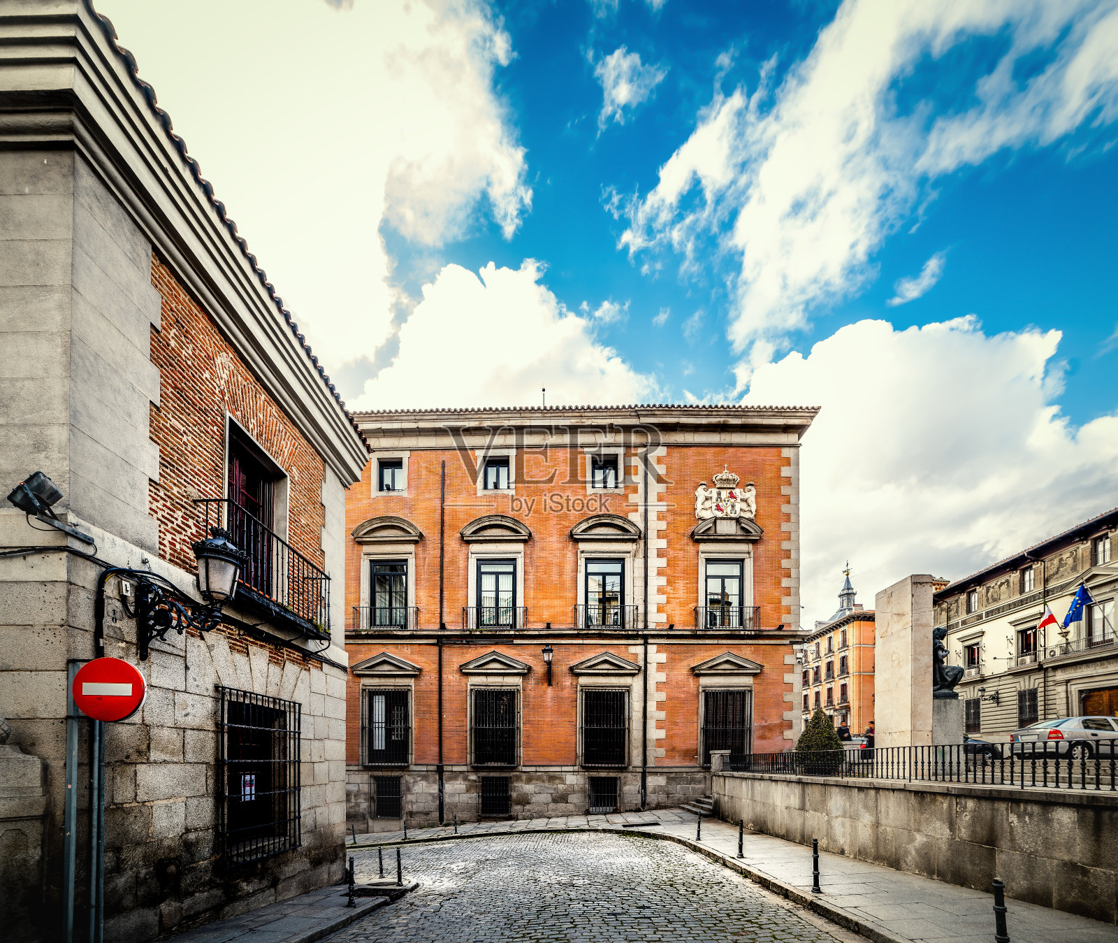 马德里一角上空的云彩照片摄影图片