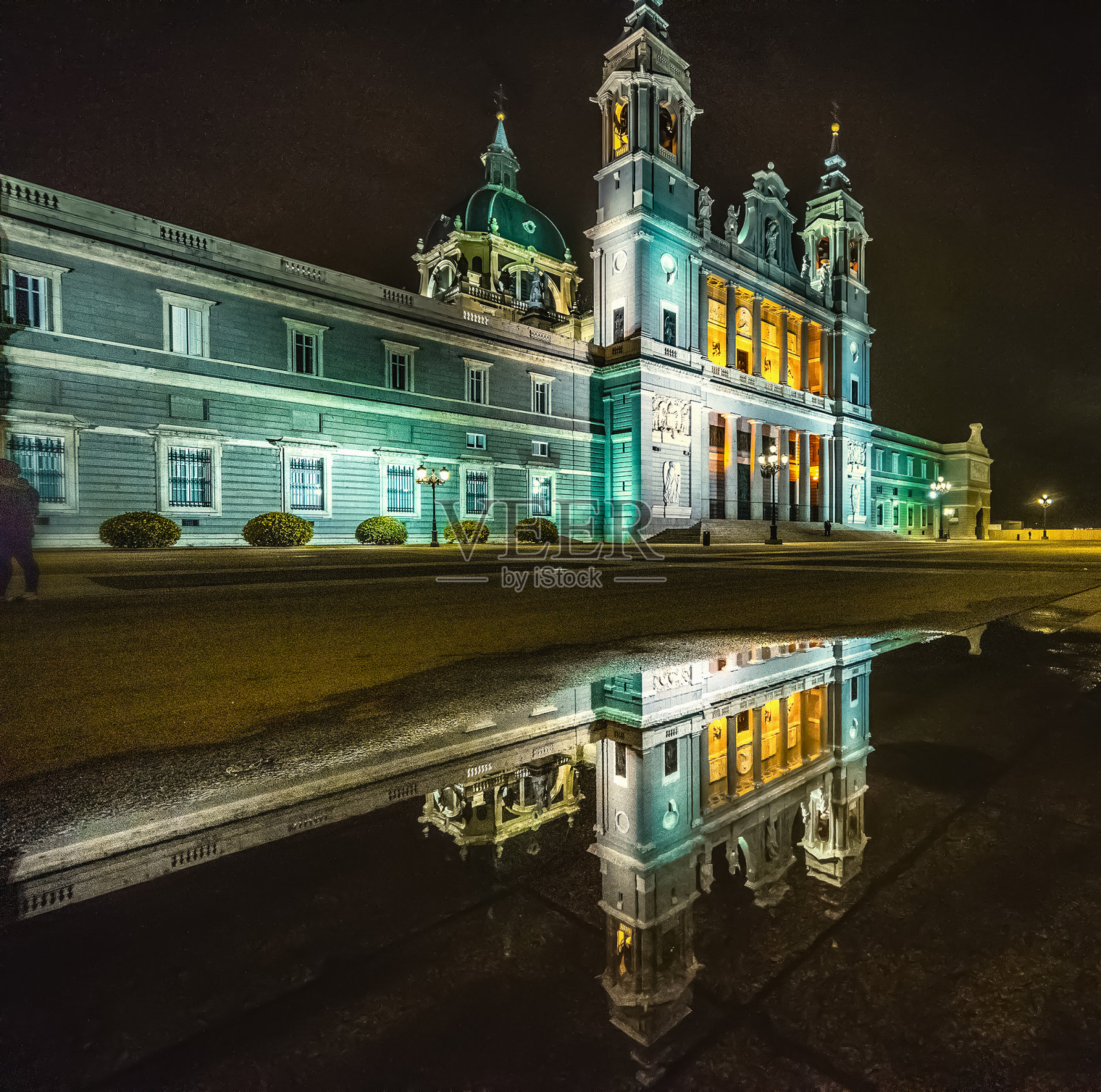 阿穆德纳大教堂水面倒影照片摄影图片