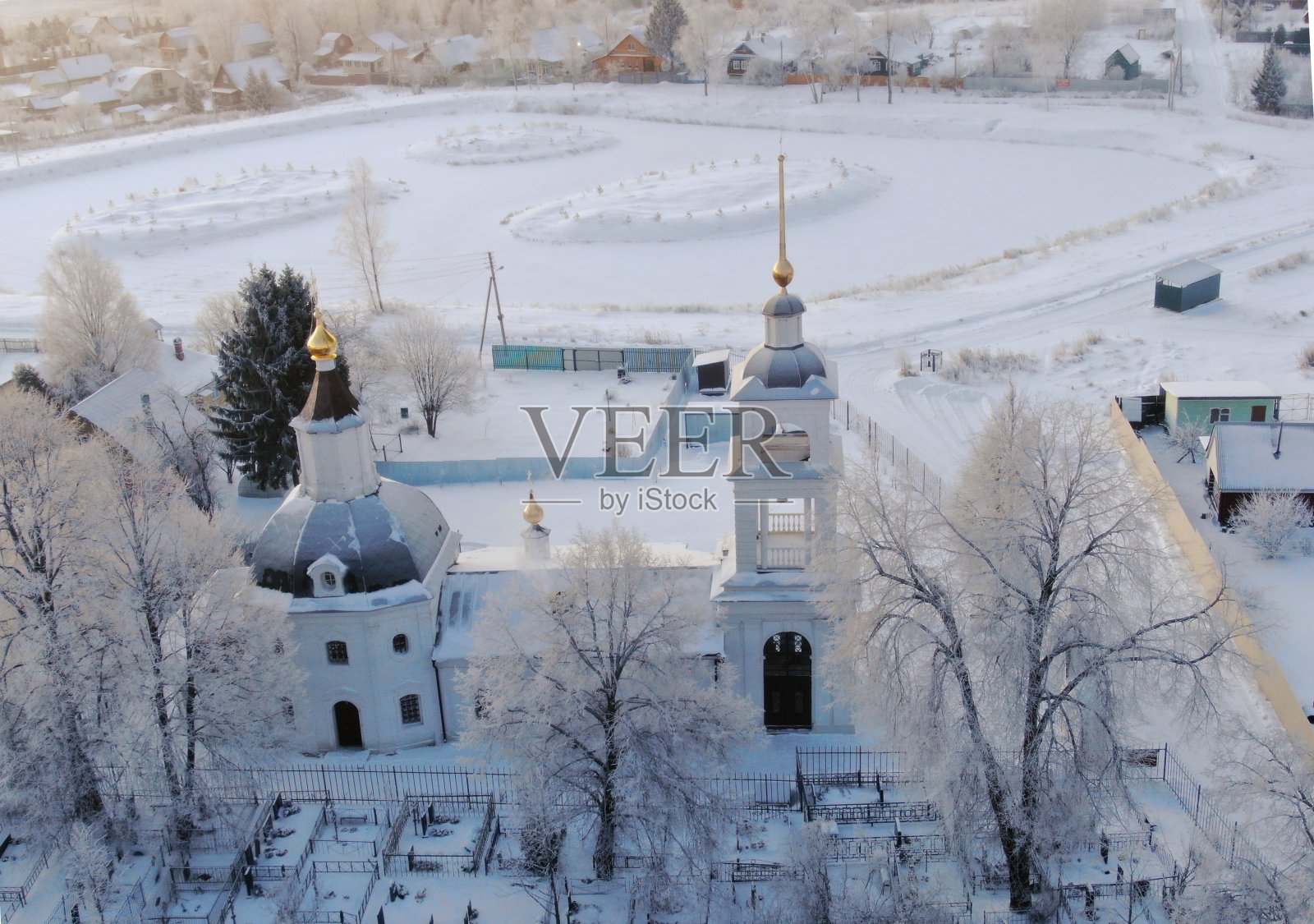 鸟瞰图在一个晴朗的霜冻的一天清晨古老的俄罗斯教堂。无人机全景拍摄照片摄影图片