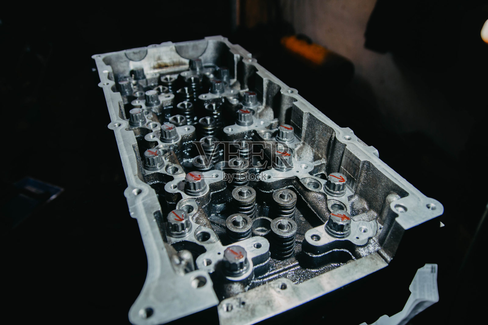 拆卸的汽车发动机维修，气门调整照片摄影图片