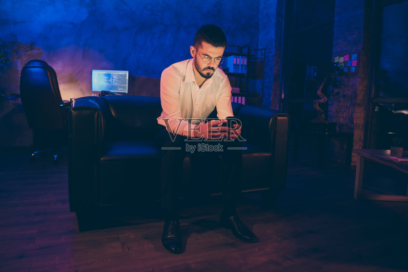 这是一幅沉郁的商人穿着鞋在和朋友聊天，谈论晚上工作情况的全身照照片摄影图片