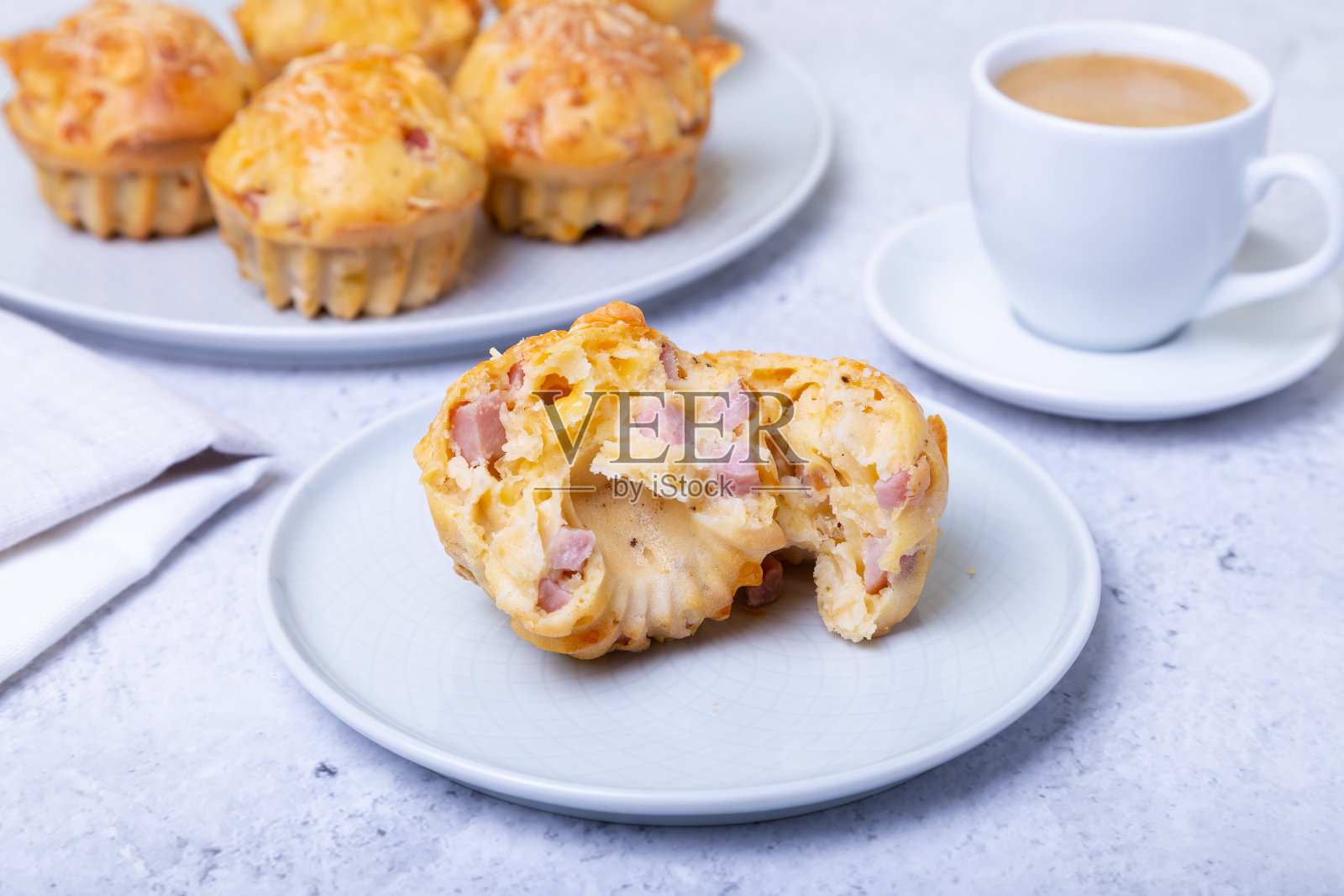 火腿和奶酪松饼。自制的糕点。照片摄影图片