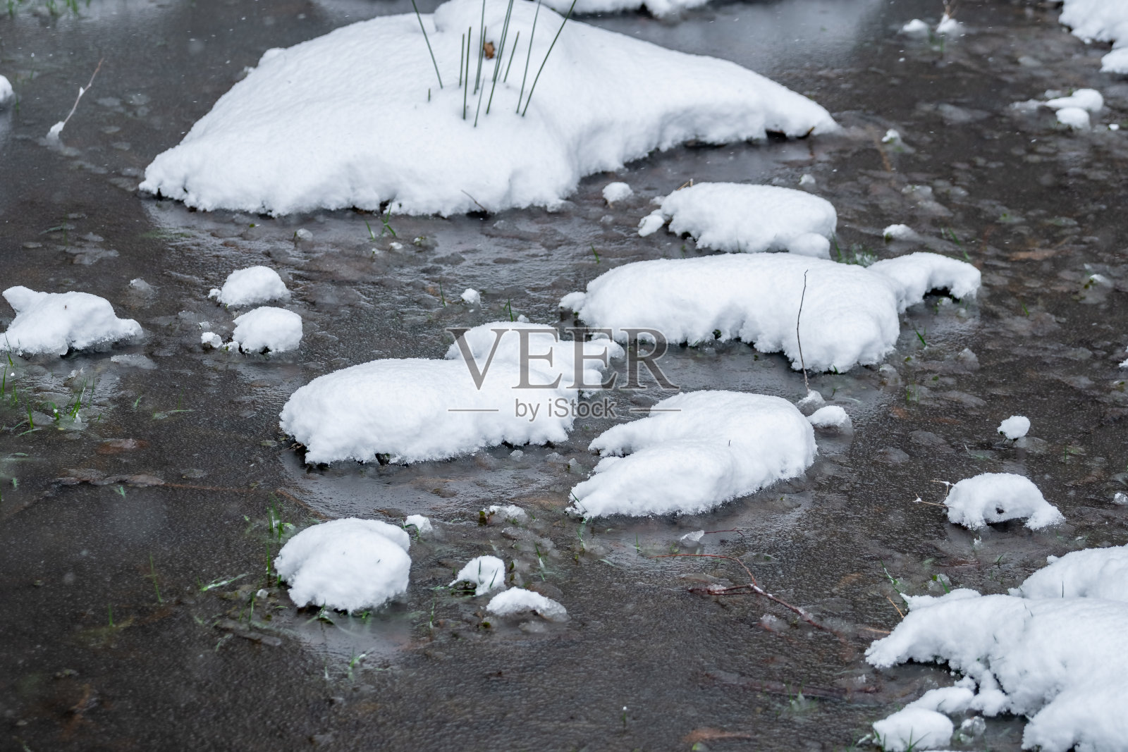 冬天白雪覆盖的小池塘。照片摄影图片