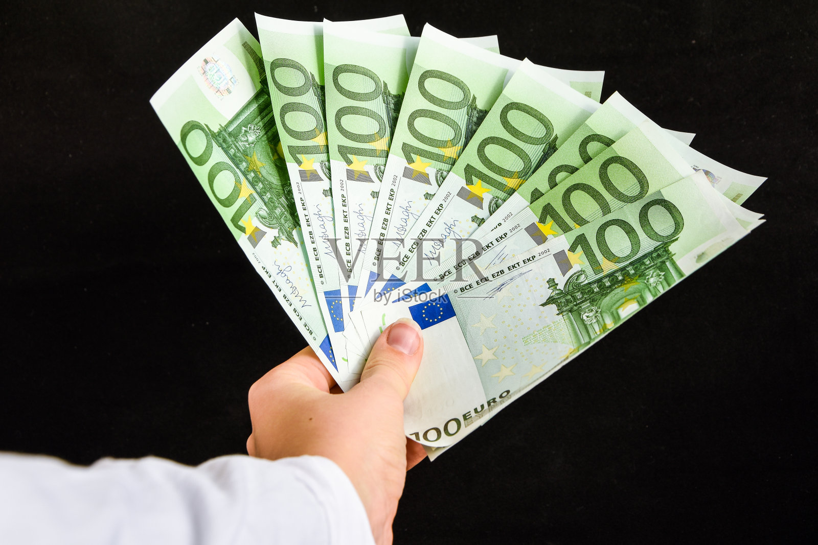 欧元货币，欧盟货币，在黑色背景上手持欧元现金照片摄影图片