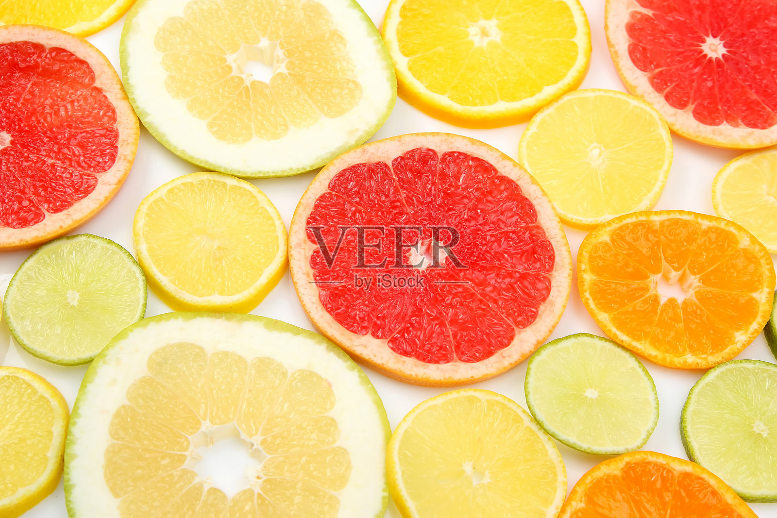 切几块不同的柑橘类水果照片摄影图片