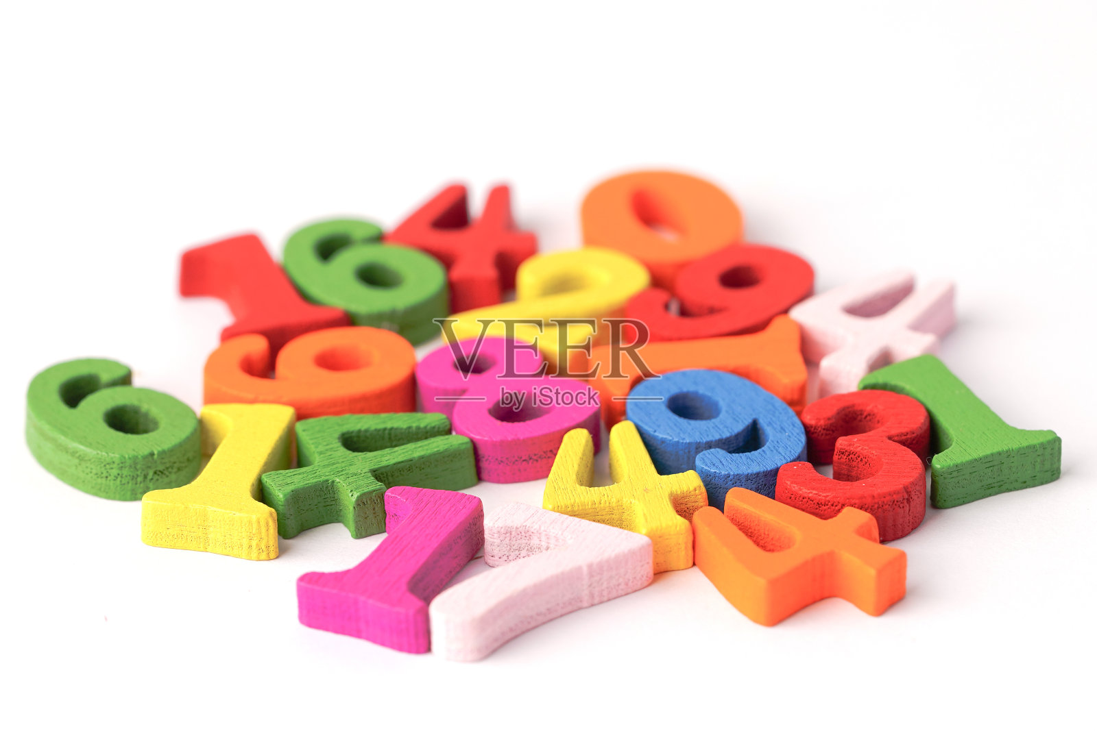 彩色数学数字白底:教育研究数学学习教概念。照片摄影图片