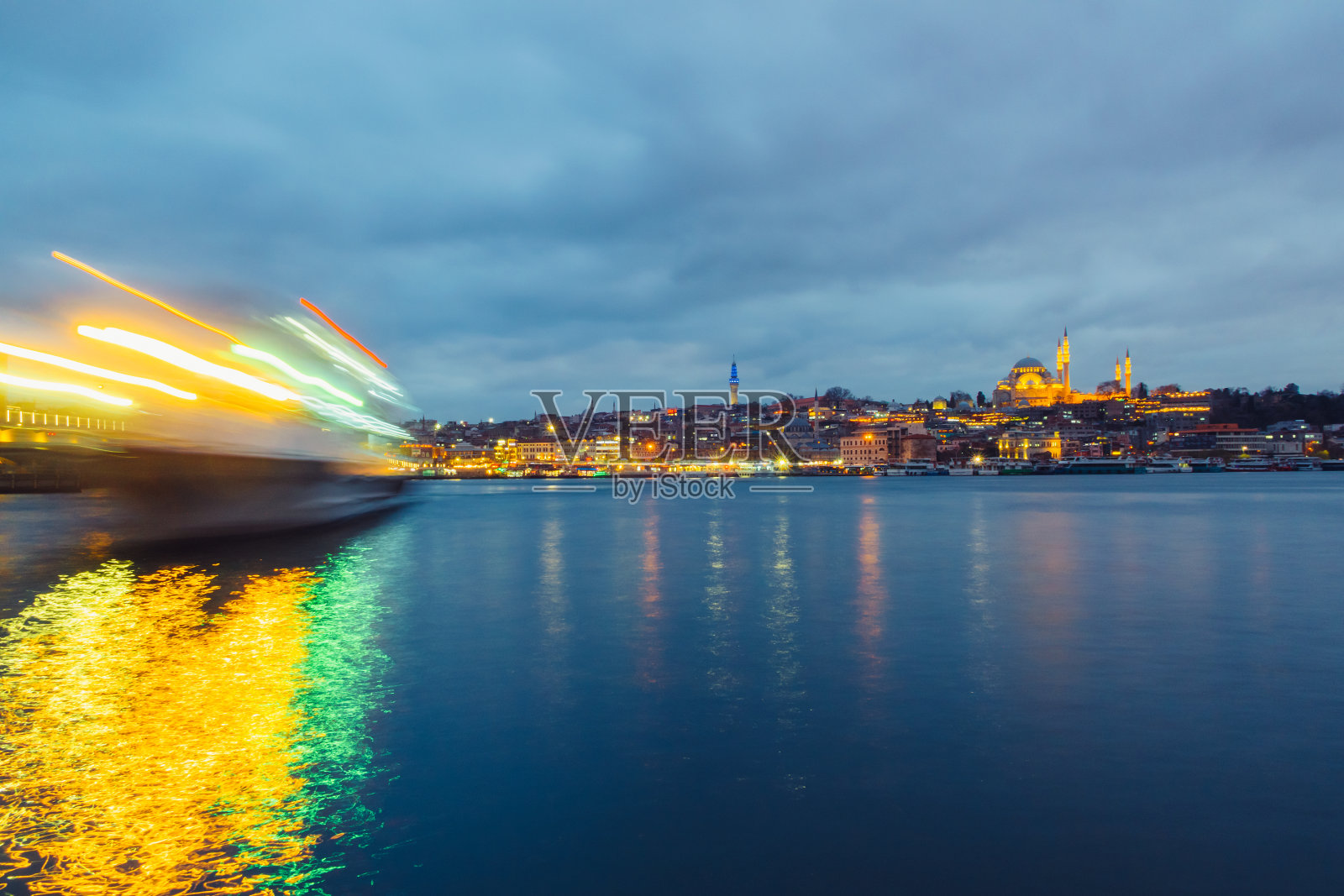 土耳其伊斯坦布尔金角湾的苏莱曼尼耶清真寺和渡轮照片摄影图片